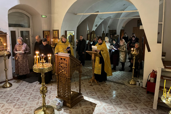 В Спасо-Евдокиевском храме Казани совершено ночное богослужение о воинах и мире на Руси