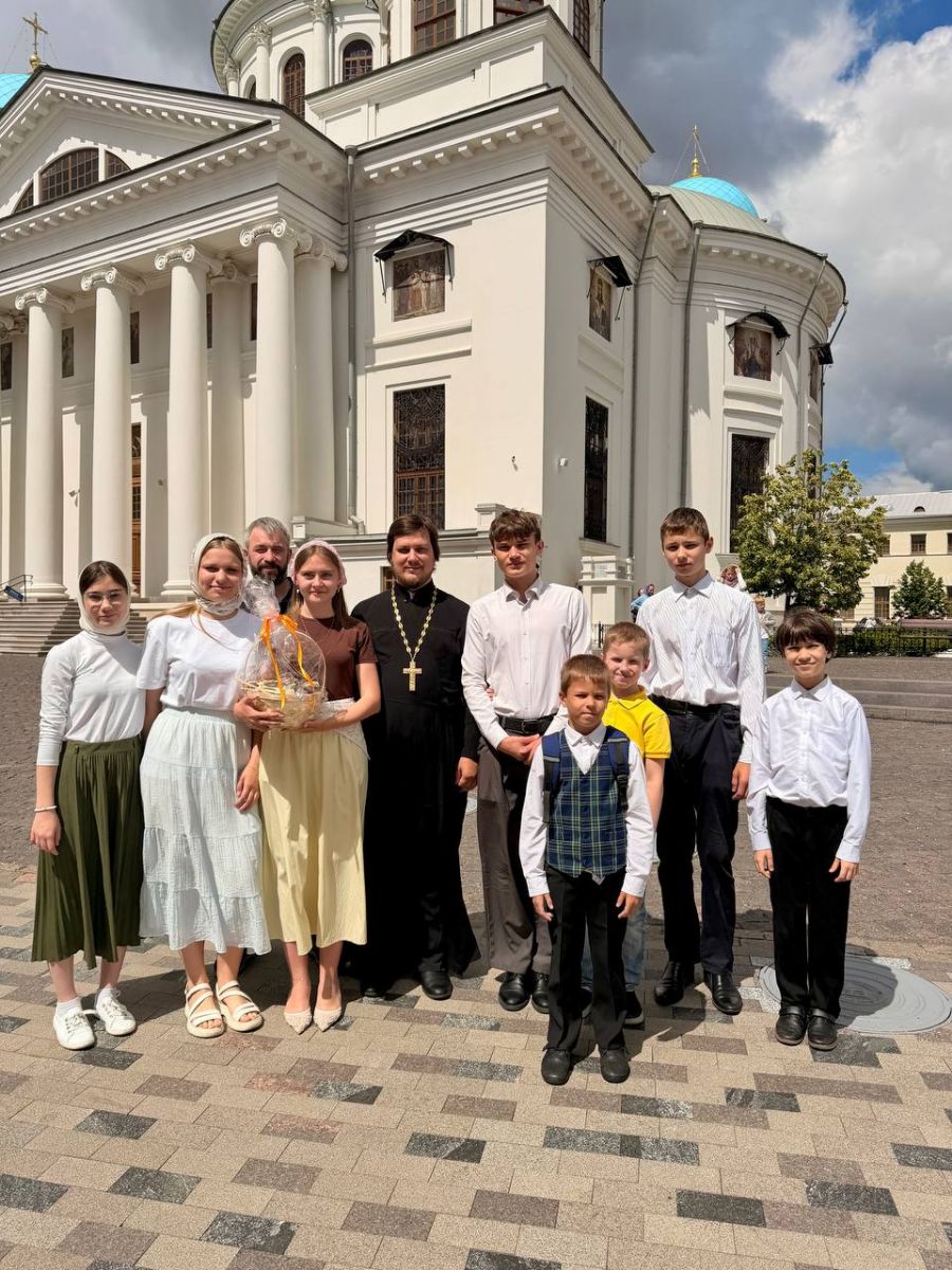 Молодежь прихода поздравила митрополита Кирилла с днем тезоименитства